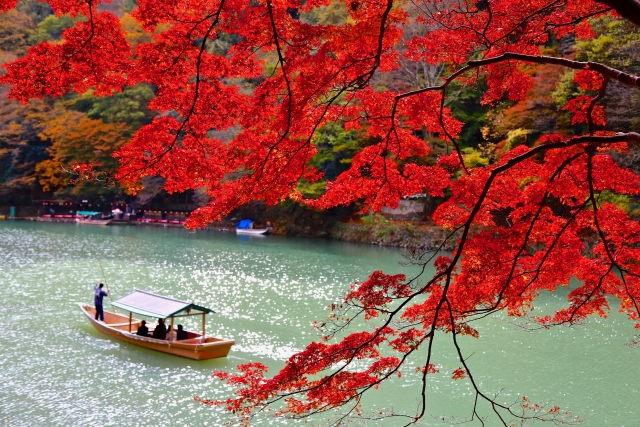 京都で紅葉をみるならいつまでにホテルを予約？京都駅前と嵐山のホテルを実際に調査 