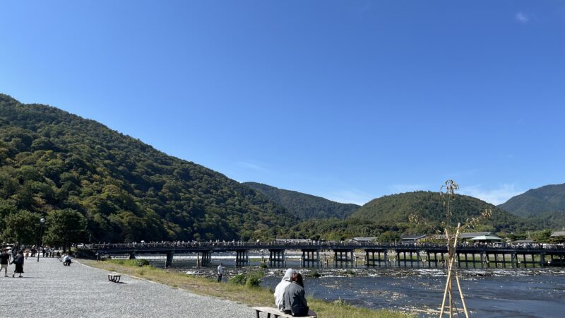 嵐山観光で休憩できるベンチを紹介|歩行するとすぐ疲労する方や子連れの方は必見 